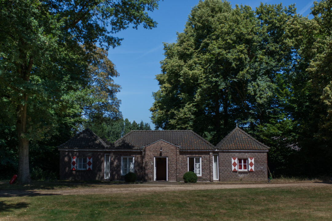 Backsteinhaus von Schloss Hertefeld bei Sonnenschein