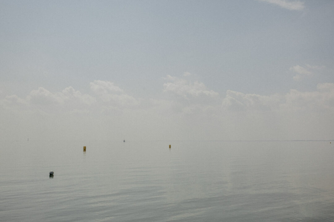 Weitblick über ruhiges Nordsee-Wasser