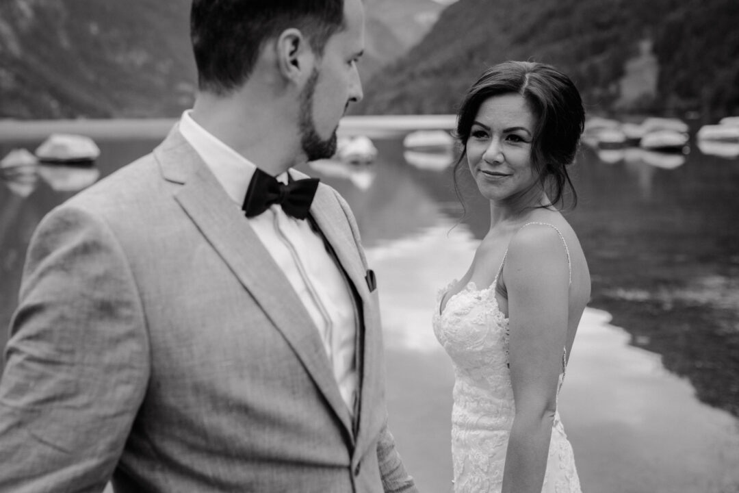 Schwarz-Weiß-Bild: Braut schaut den Bräutigam liebevoll an