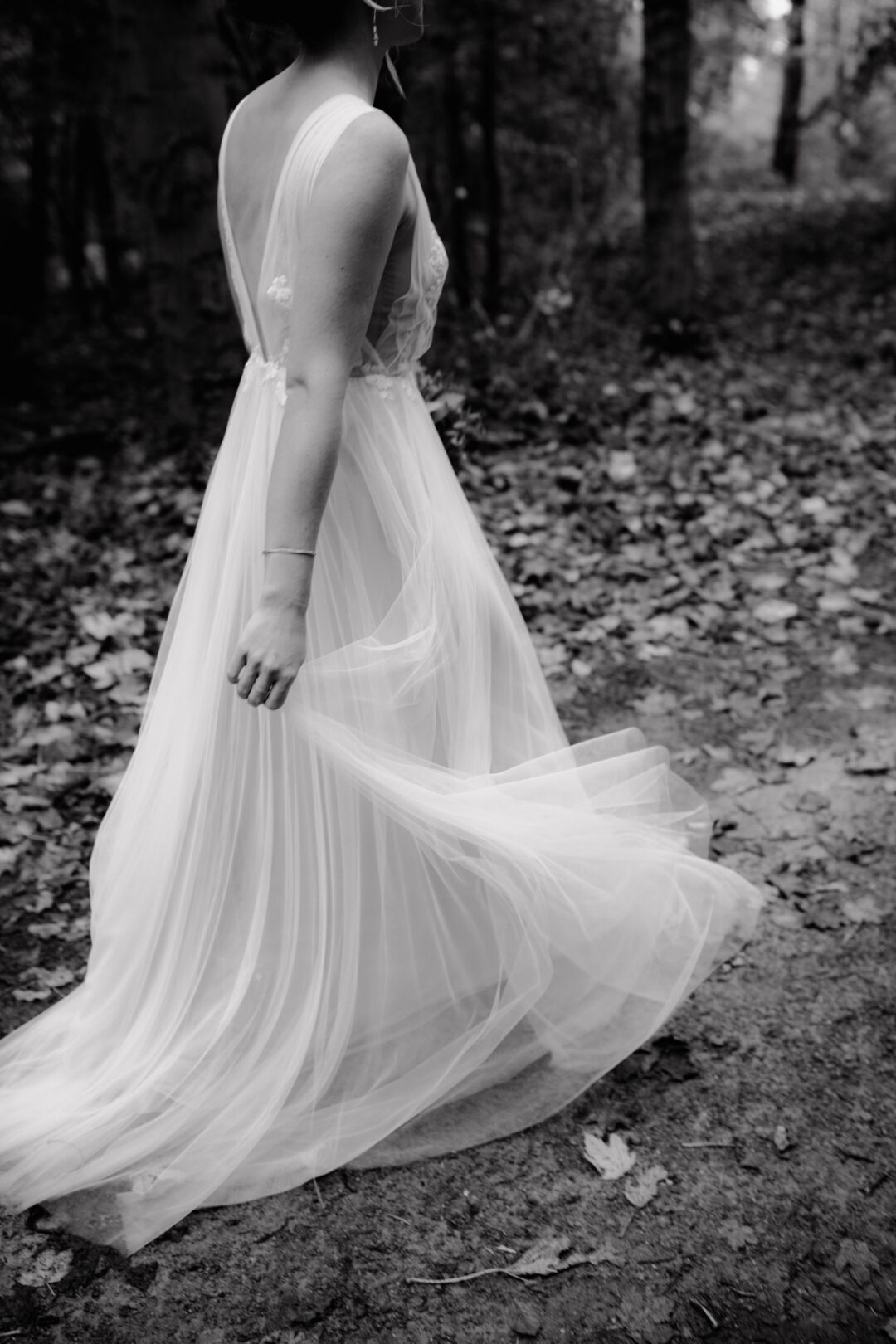 Brautkleid weht im Wind beim Gehen