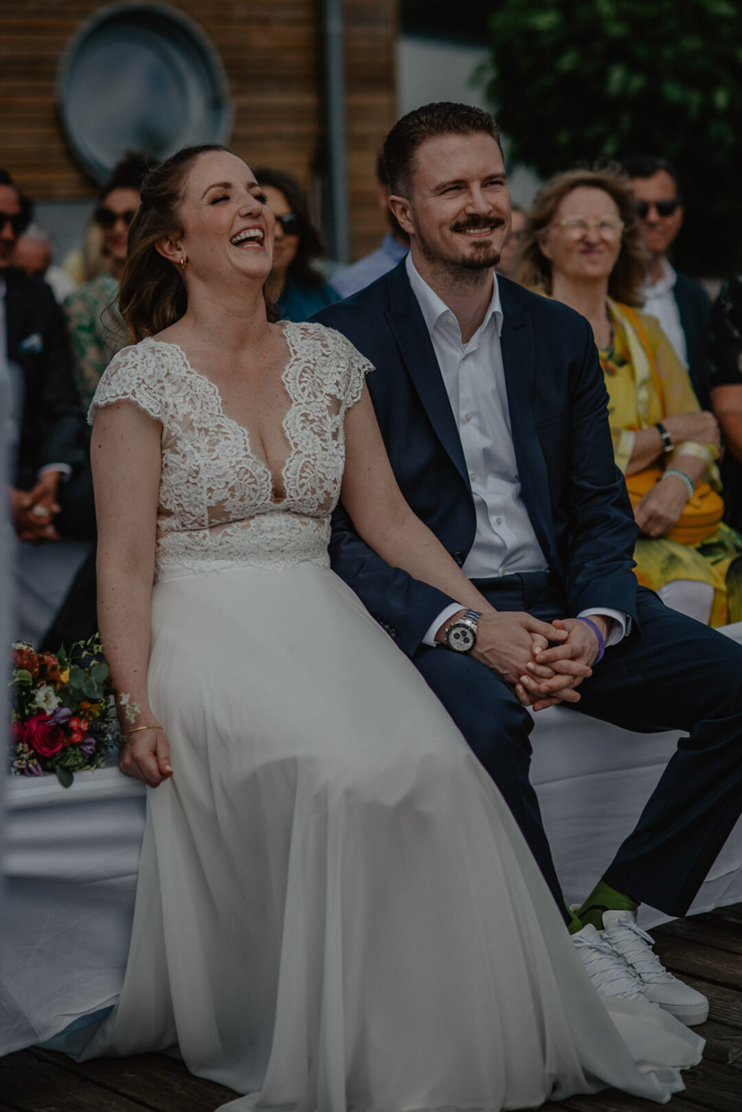 Lächelndes Brautpaar bei der Trauung