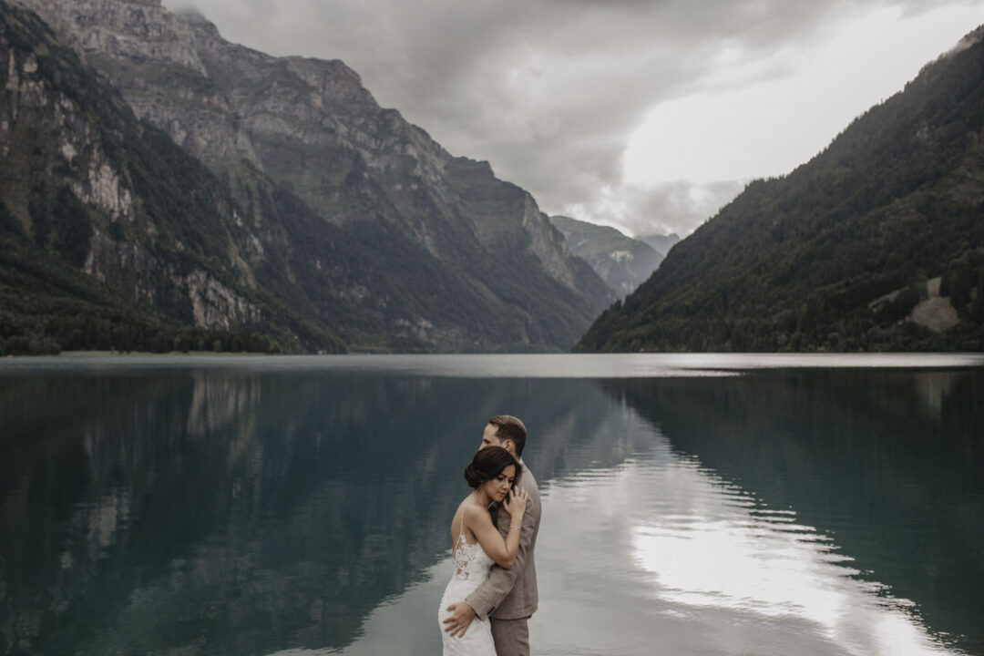 Hochzeitspaar umarmt sich vor dem Klöntalersee