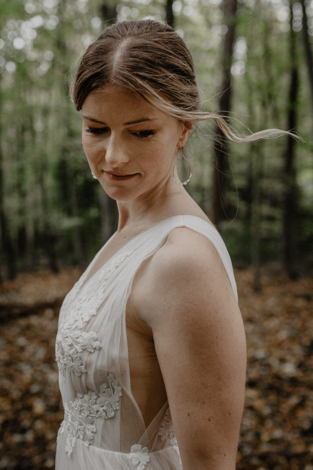Braut im natürlichen Licht bei herbstlichem Waldshooting