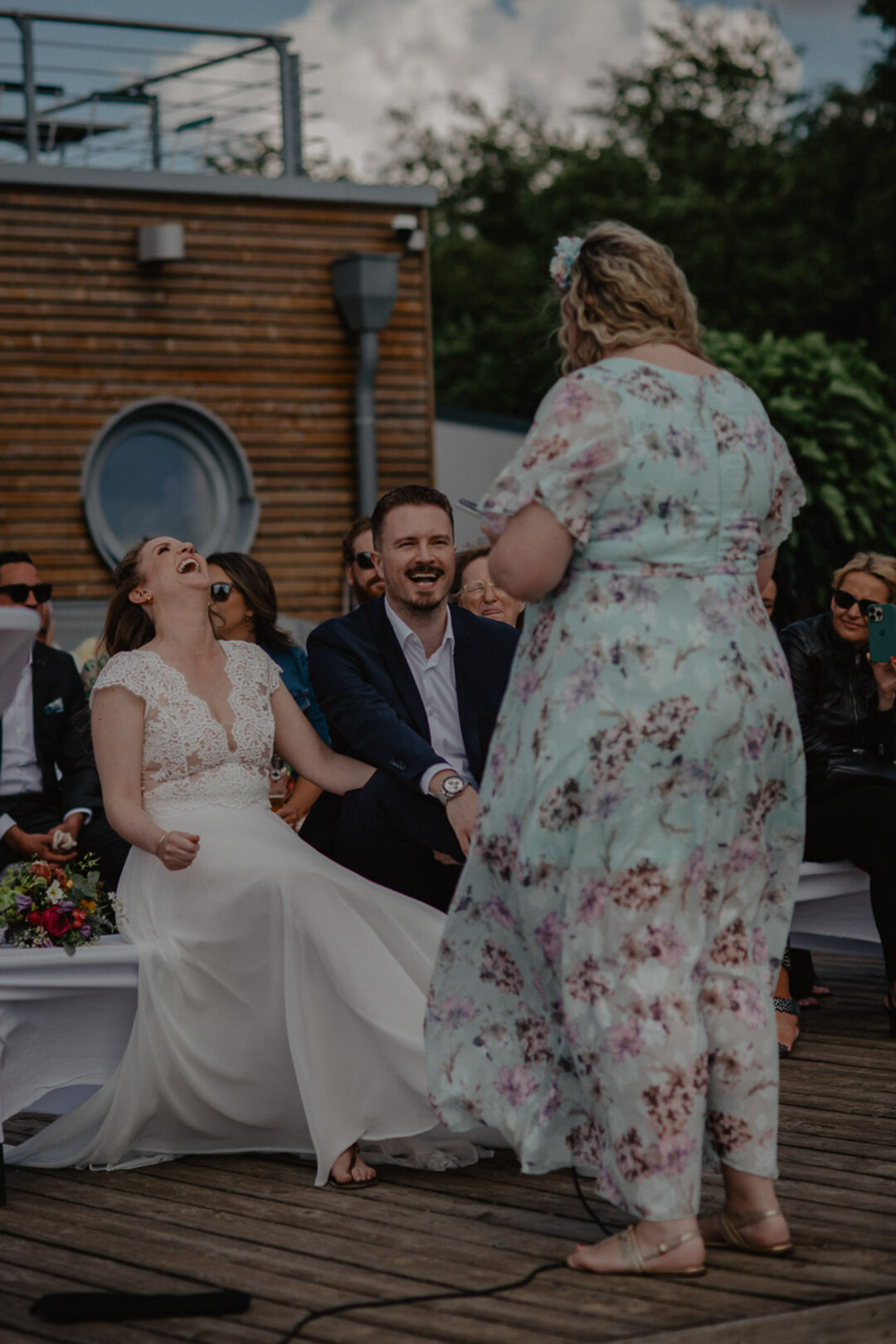 Brautpaar lacht bei der Hochzeitsrede