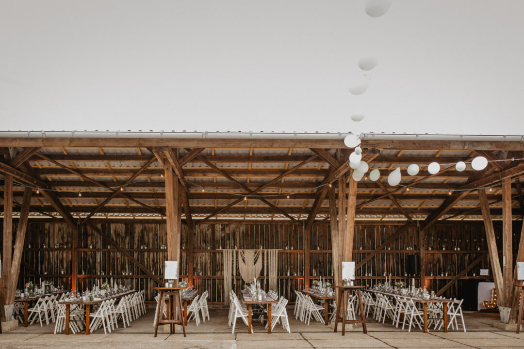 Rustikale Hochzeitsscheune mit langer Tafel in Hennen