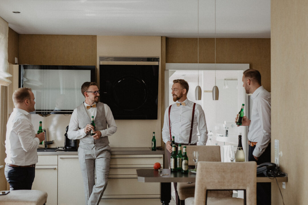 Bräutigam und Trauzeugen beim Getting Ready in Hooksiel