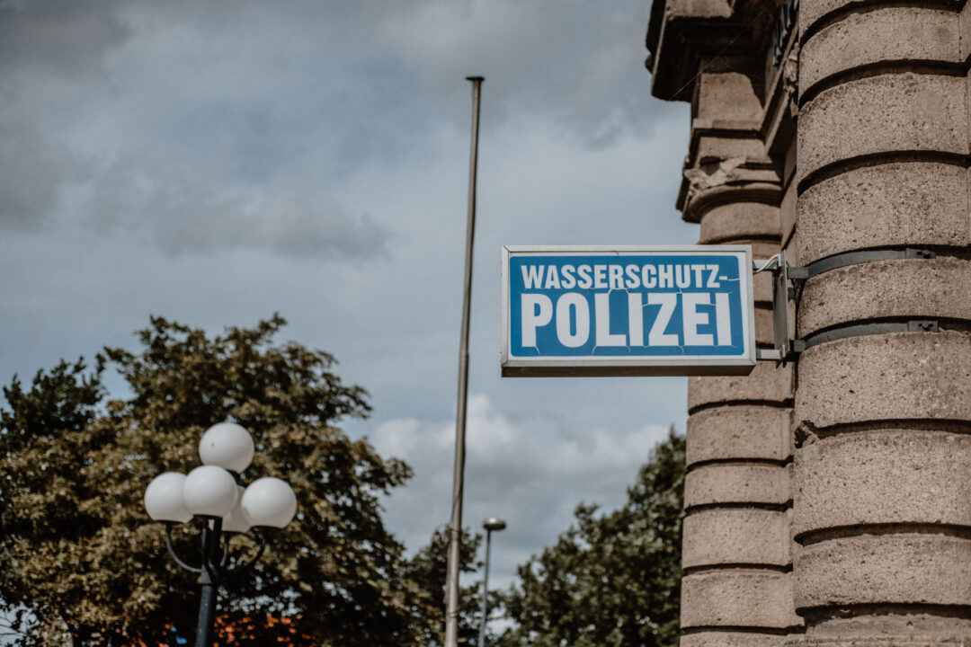 Schild der Wasserschutzpolizei am Hafen Dortmund