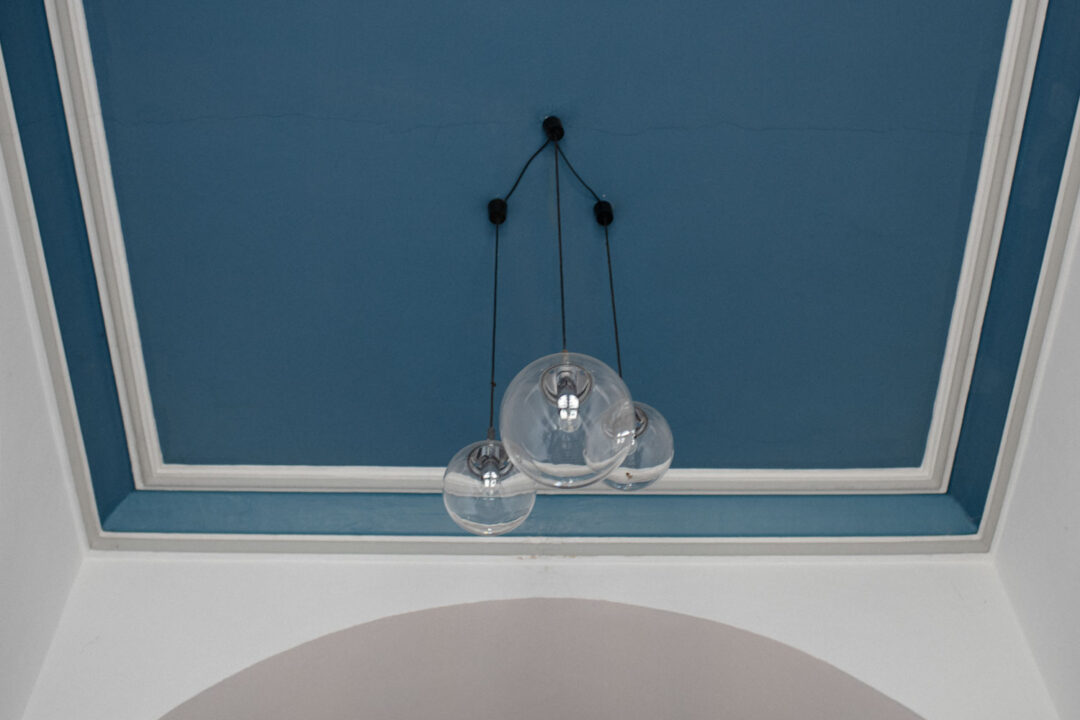 Moderne Glas-Deckenleuchte im blauen Gewölbe