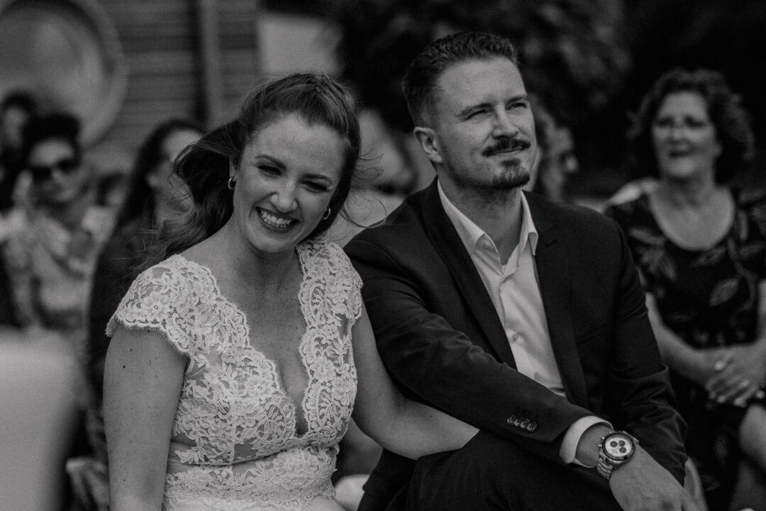 Brautpaar zeigt Emotionen am See