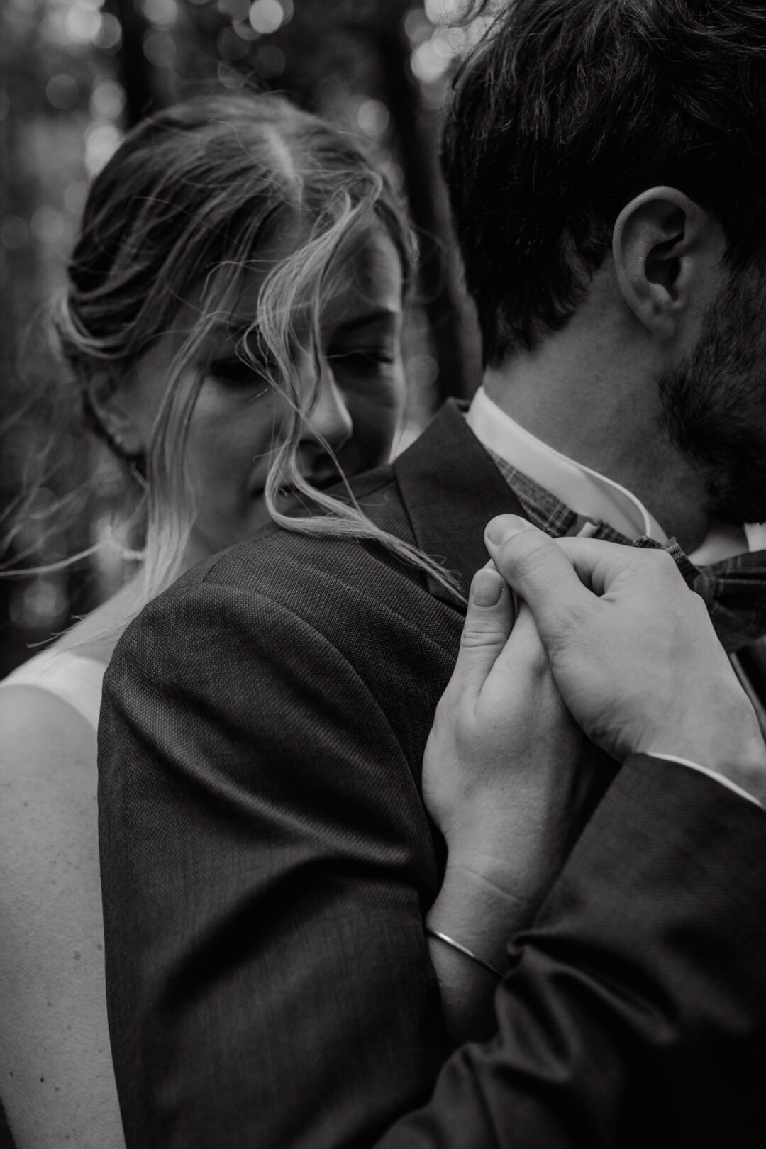 Schwarzweißfoto zeigt emotionalen Hochzeitsmoment