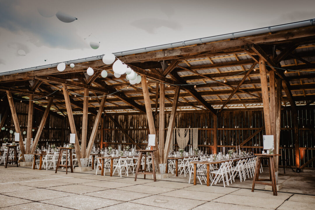 Dekorierte Scheune als Hochzeitslocation in Hennen