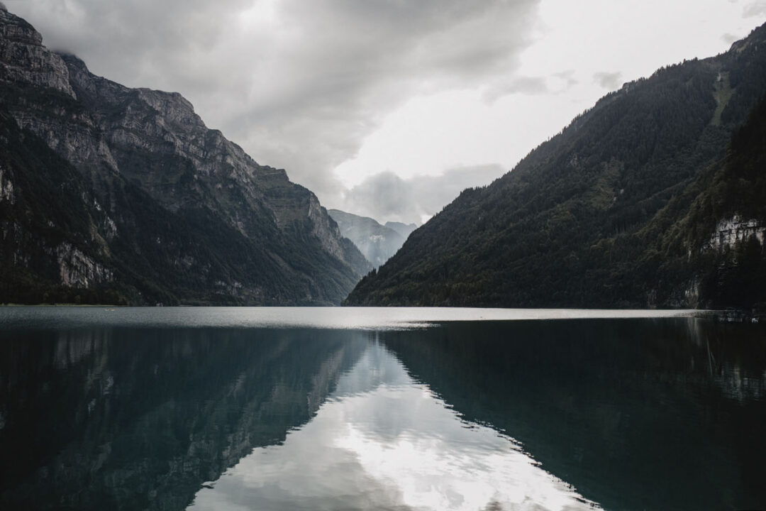 Spiegelung der Berge im Klöntalersee
