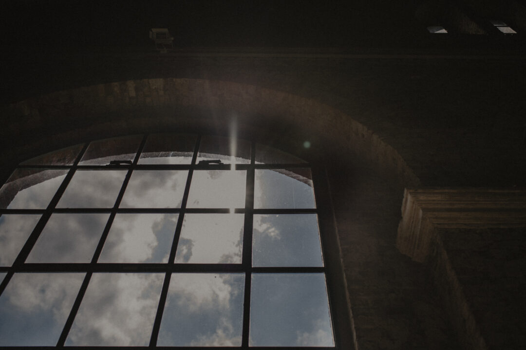 Sonnenlicht durch ein großes Bogenfenster in der Hochzeitslocation Gasthaus Stromberg
