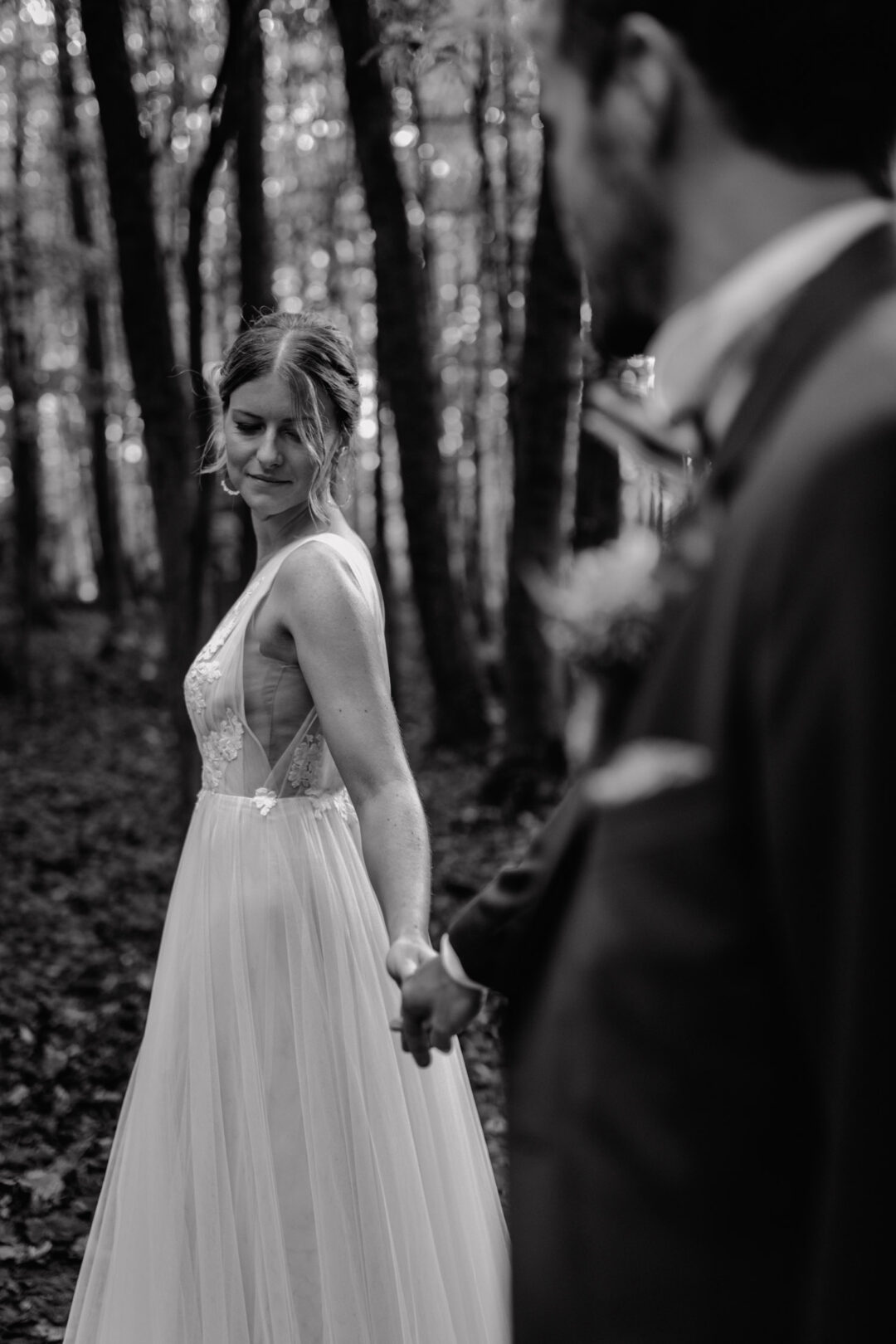 Braut hält Hand bei emotionalem Moment