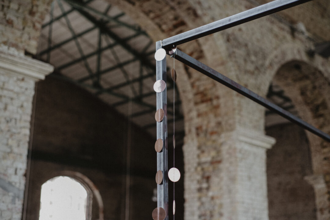 Dekorierter Metallrahmen mit Papiergirlande in der Hochzeitslocation Waltrop