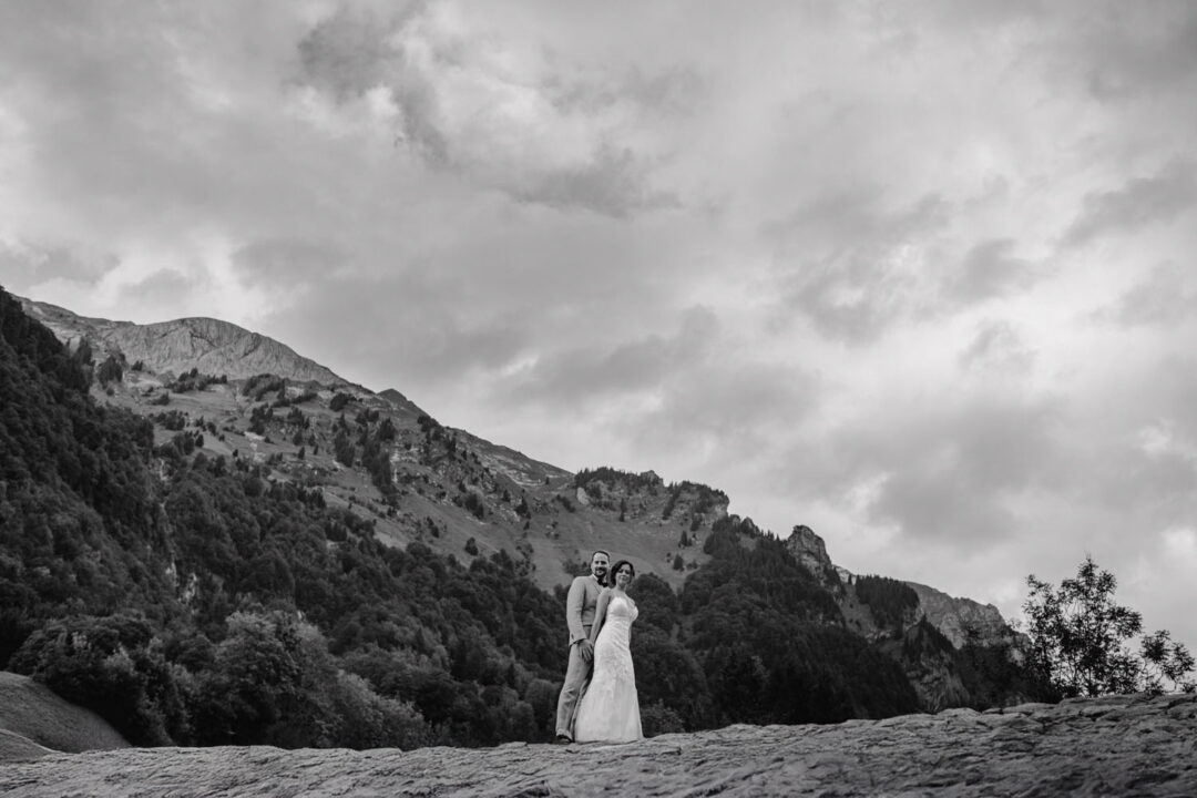 Hochzeitspaar vor Bergpanorama in Schwarz-Weiß