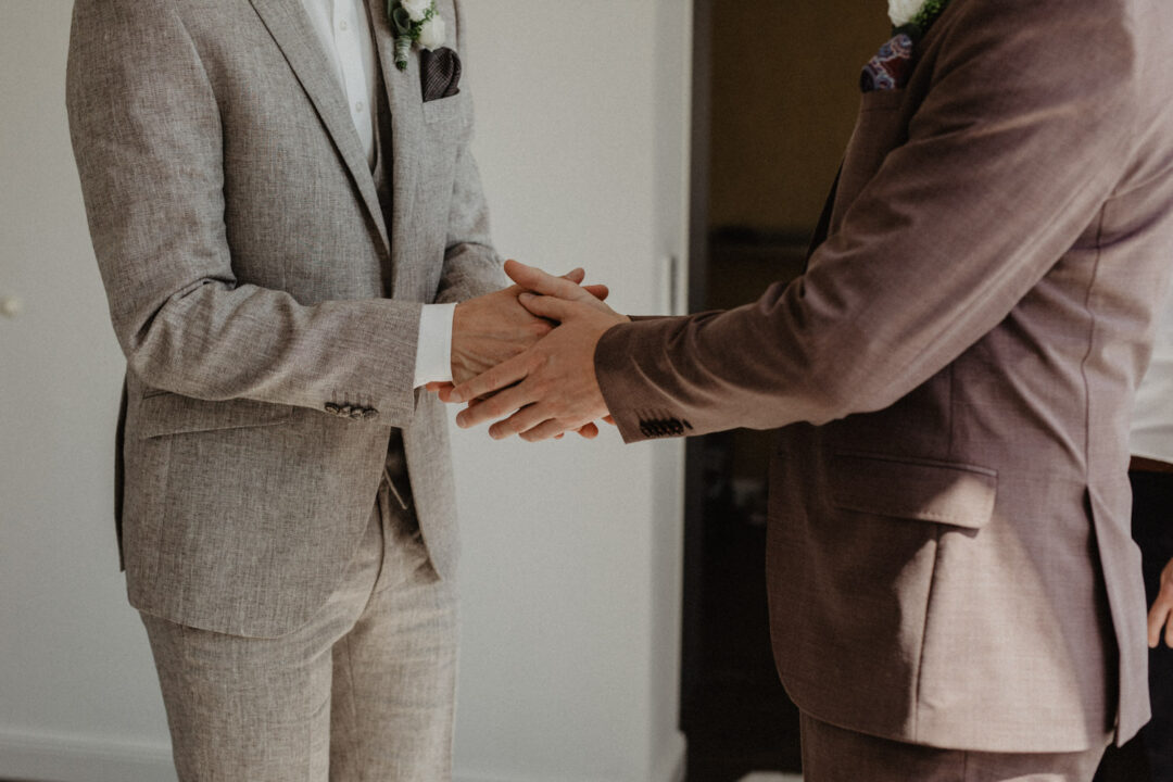 Bräutigam und Trauzeuge geben sich die Hand