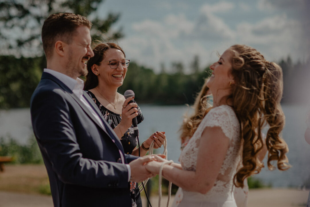 Handfasting-Zeremonie bei der Hochzeit