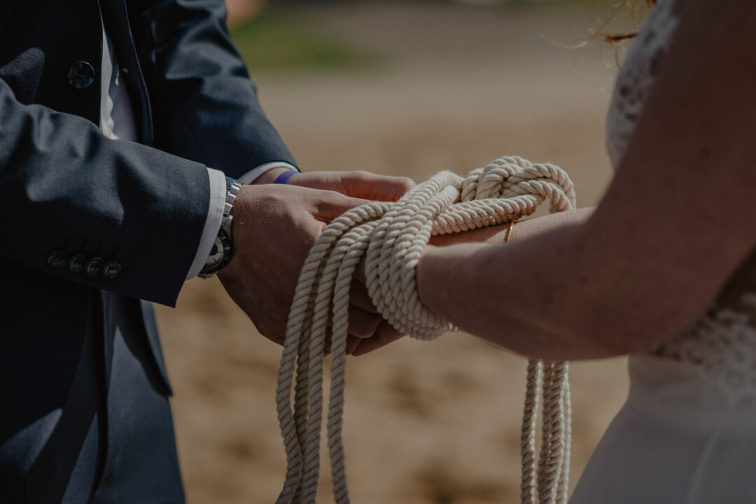 Brautpaar mit Ritualband beim Handfasting