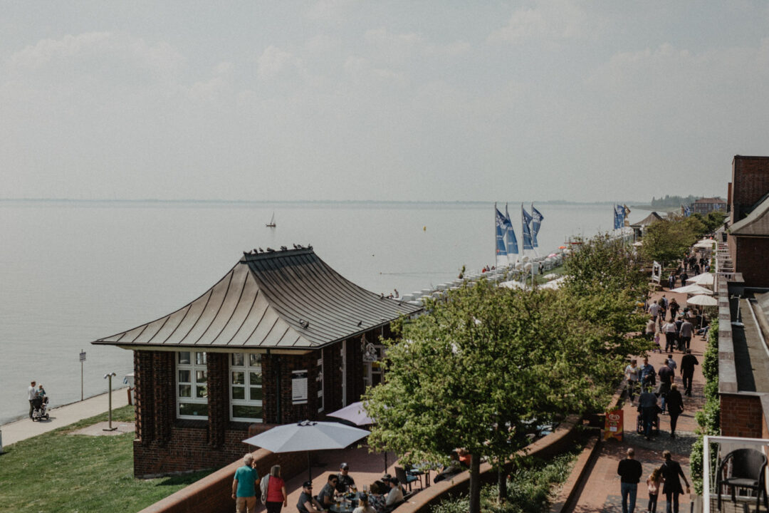 Blick auf die Hochzeitslocation in Hooksiel von oben