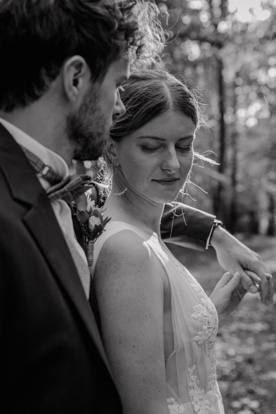 Brautpaar steht innig in Waldlichtung bei Essen
