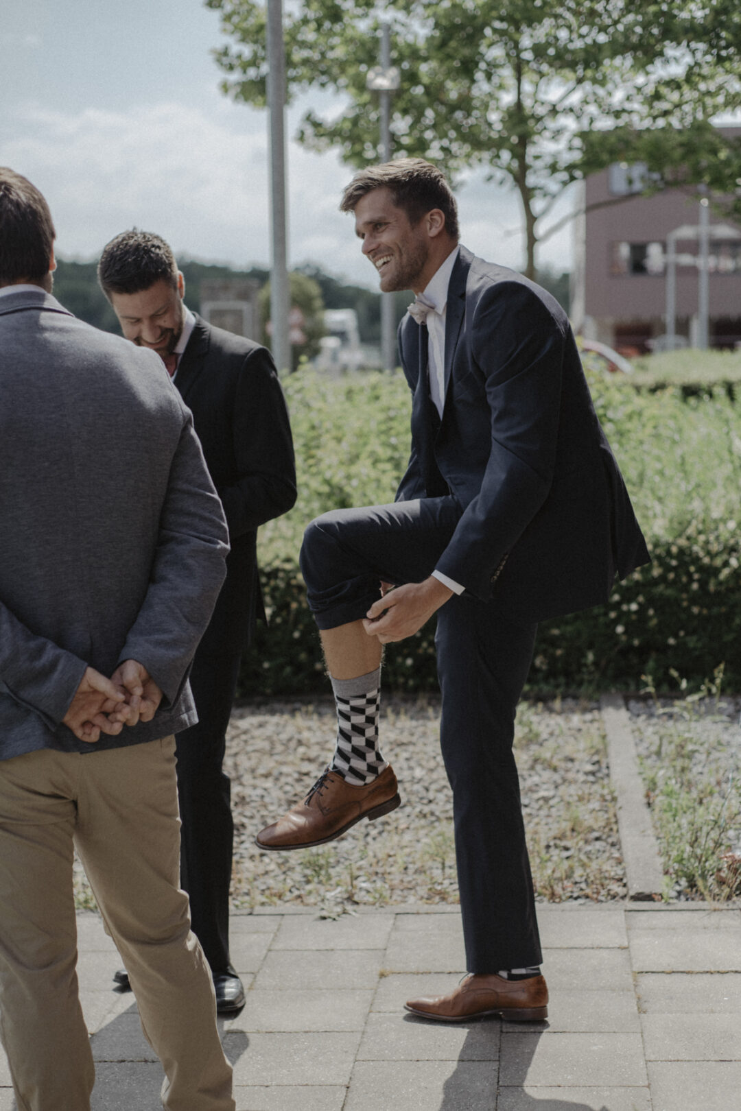 Bräutigam zeigt seine bunten Socken bei der Hochzeit in Waltrop