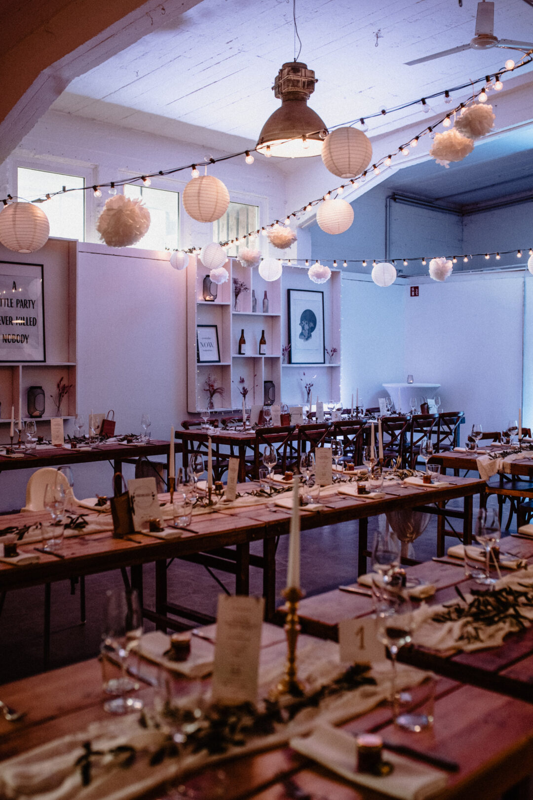 Lichterketten und Industrial-Deko bei Hochzeit in Essen