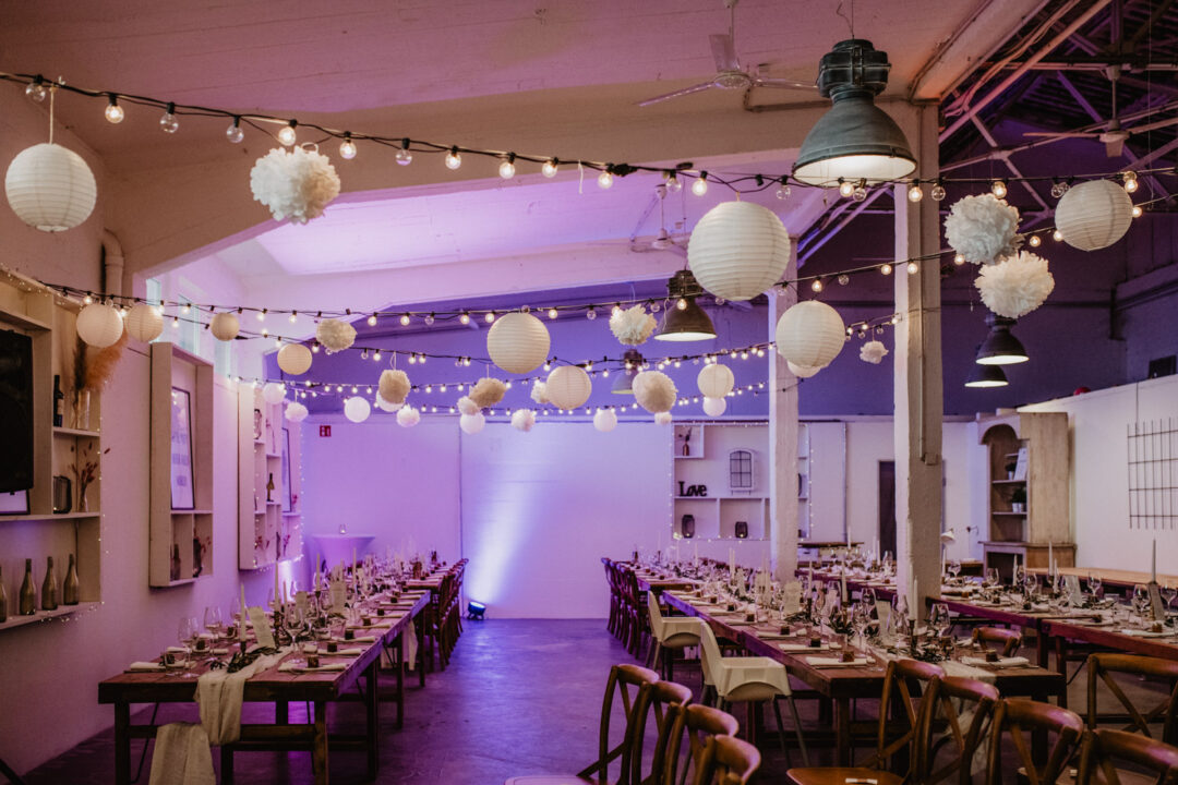 Hochzeitstafel mit Industrial-Deko und Holzelementen