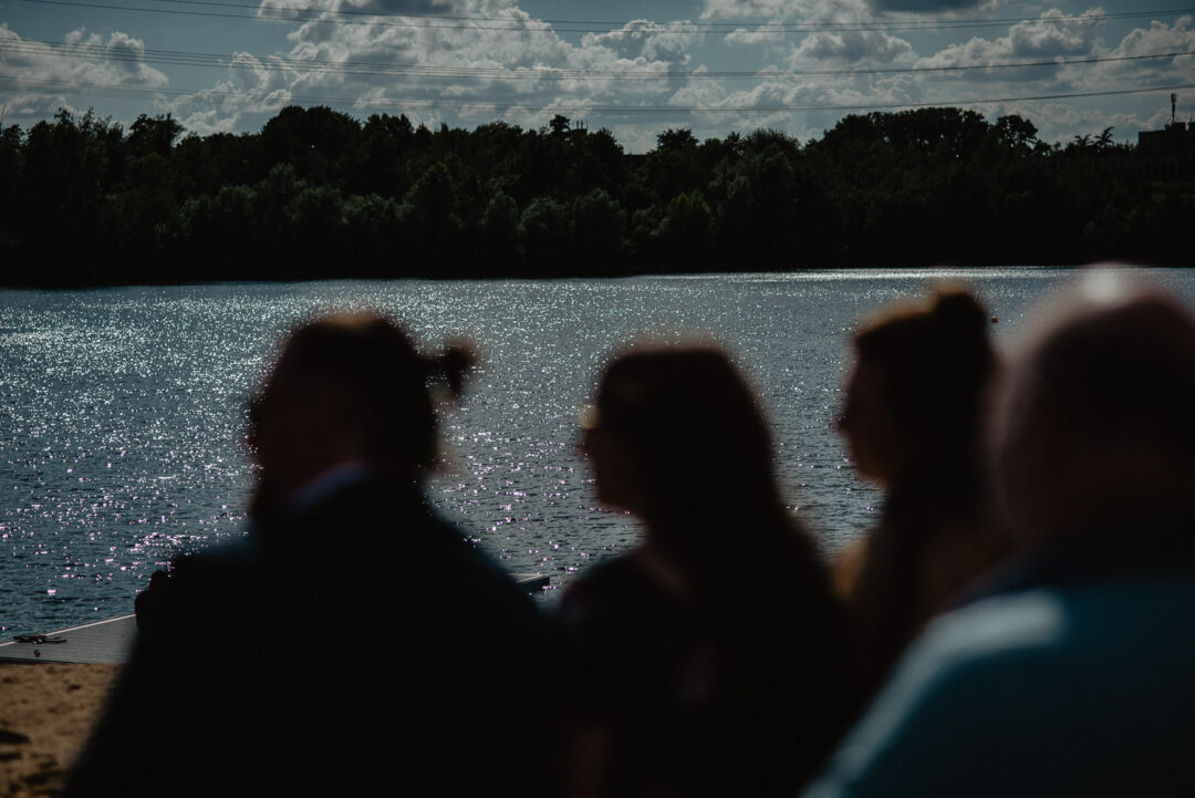 Gäste blicken über den funkelnden See