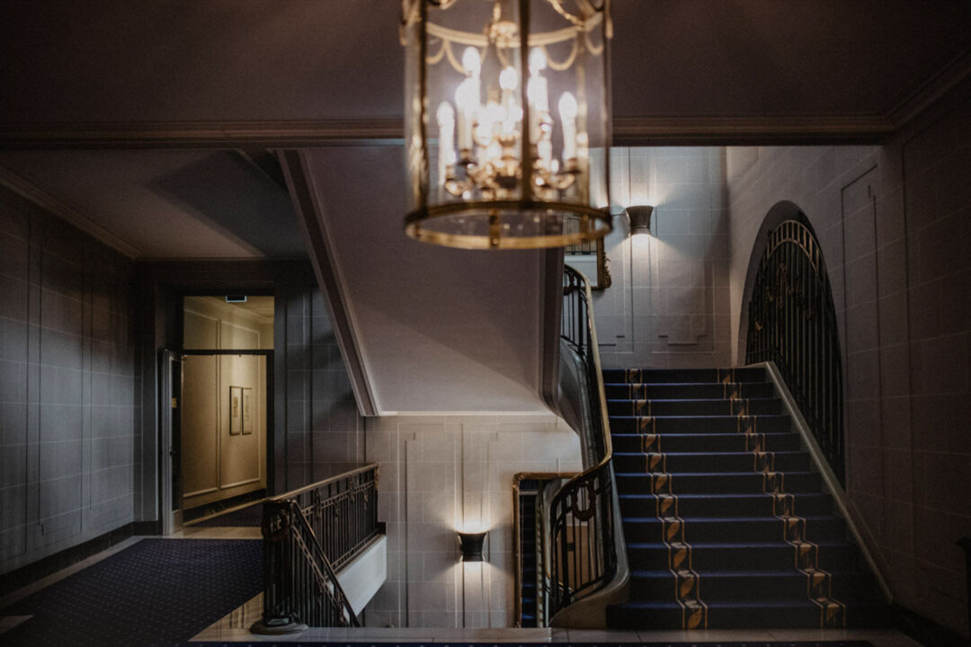 Treppenhaus mit Teppich und Leuchter im Excelsior Köln