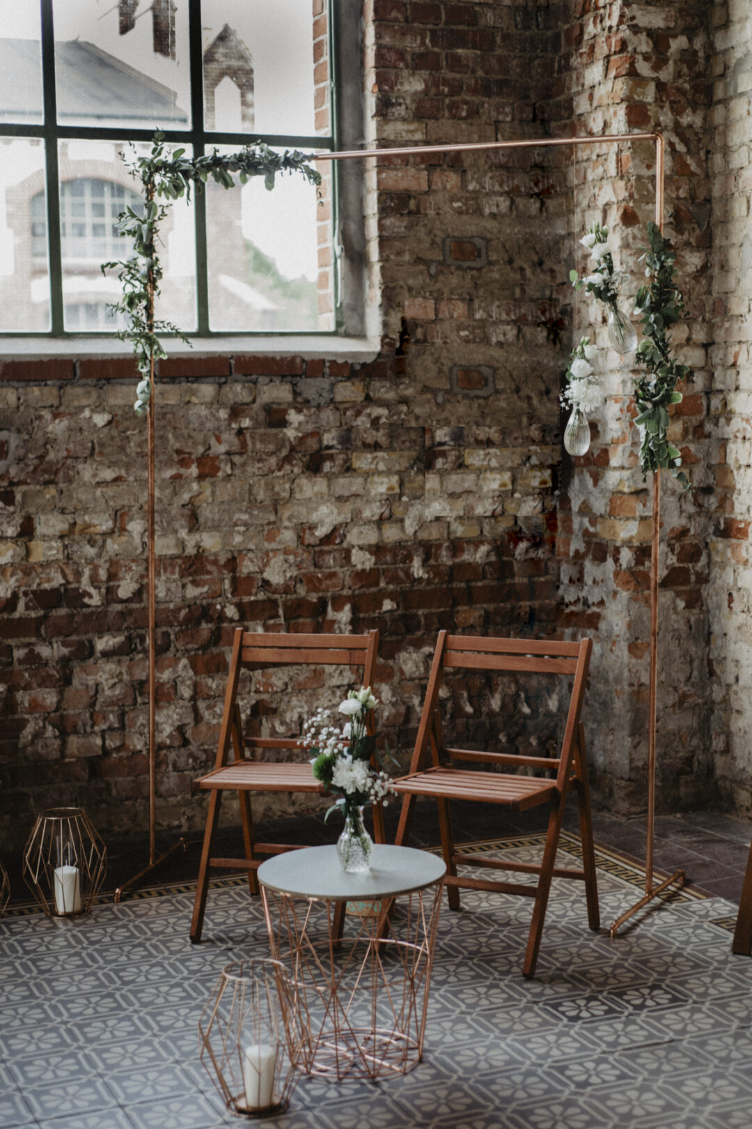 Traubogen mit Blumen und Kerzen im Gasthaus Stromberg in Waltrop