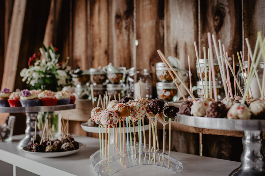 Cakepops und Süßigkeiten bei Hochzeit auf dem Land