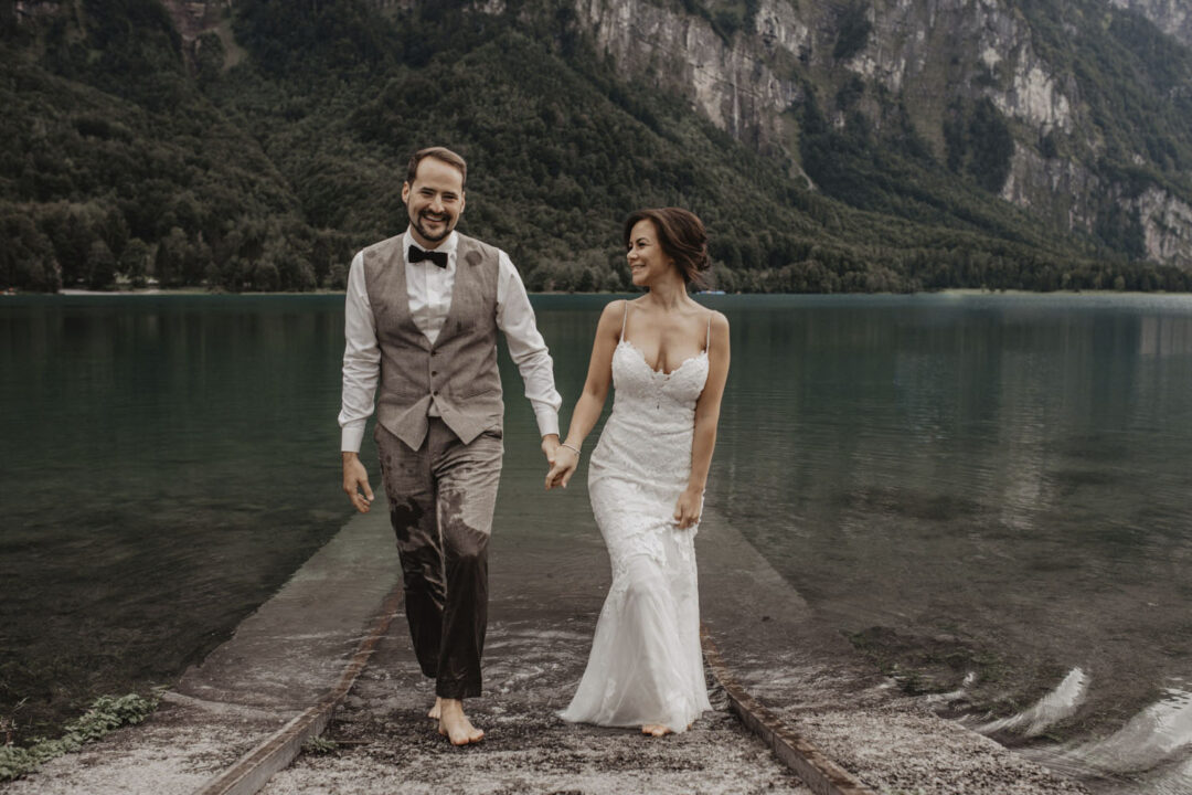 Brautpaar barfuß nach dem After Wedding Shooting