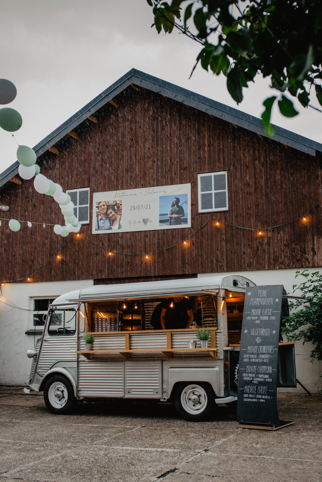 Flammkuchen-Foodtruck vor Hochzeitsscheune in Hennen