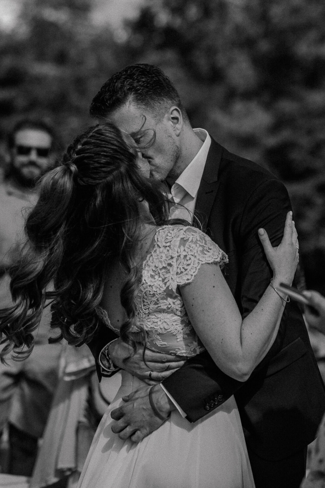 Brautpaar küsst sich bei Trauung