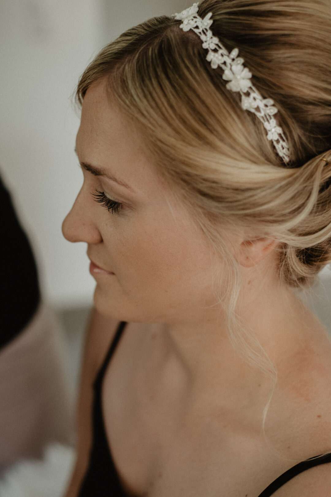 Nahaufnahme der Braut mit Diadem beim Getting Ready