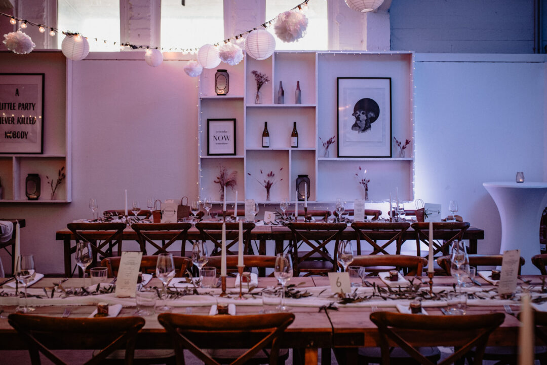 Hochzeitstafel mit Industrial-Deko und Holzelementen