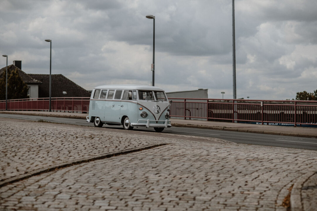 Hellblauer VW Bulli auf Straße in Dortmund