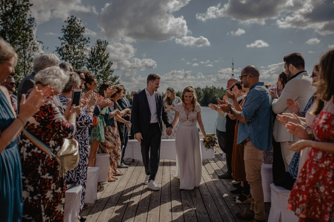 Brautpaar läuft durch Spalier der Gäste