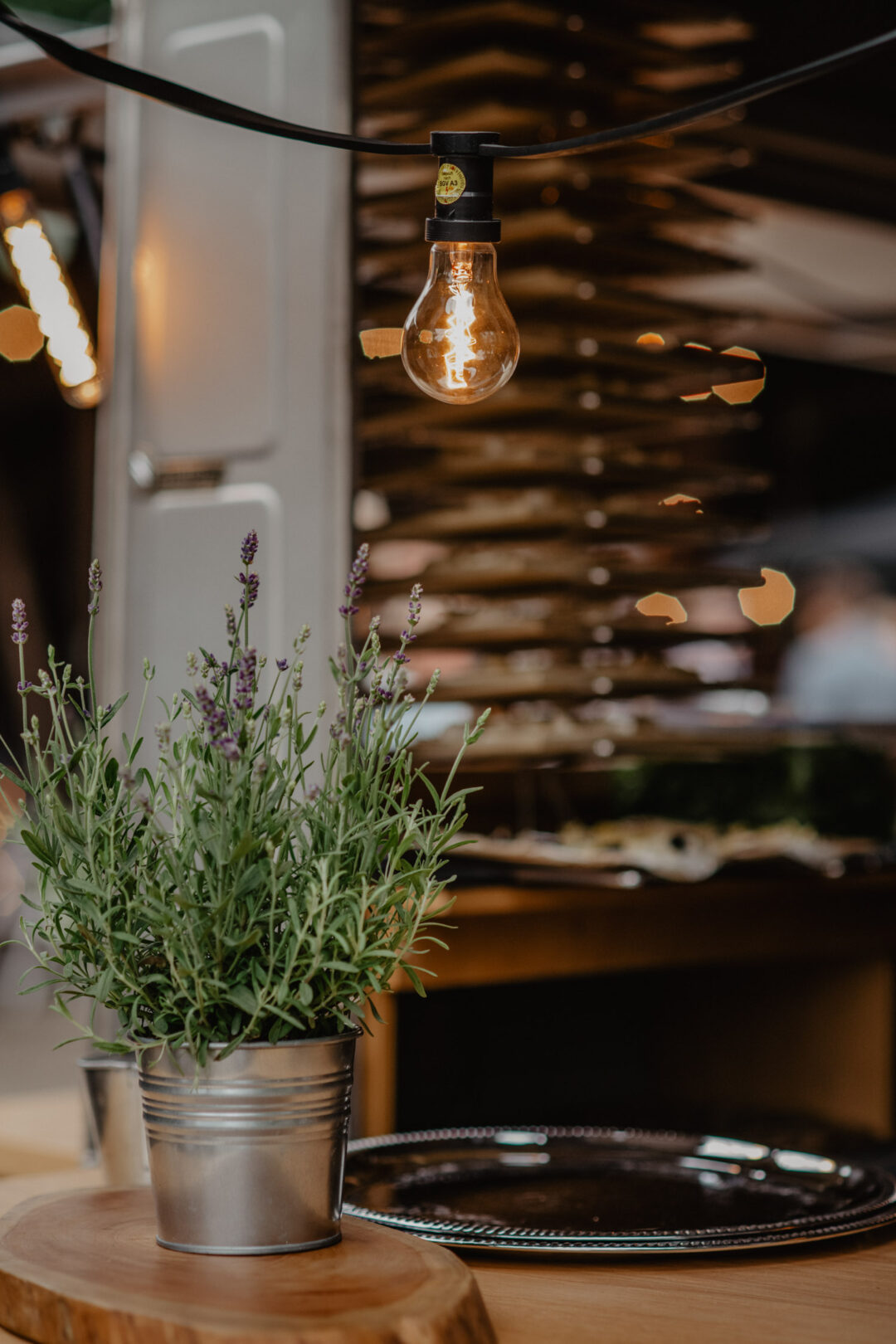 Lavendeltopf und Glühbirne am Foodtruck