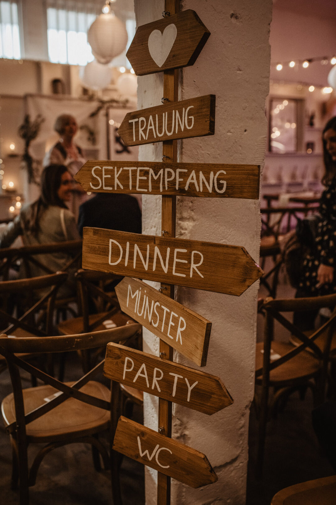 Wegweiser-Schilder aus Holz bei Hochzeitslocation