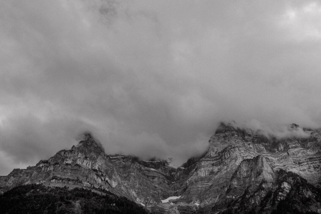 Wolkenverhangene Gipfel in den Schweizer Alpen