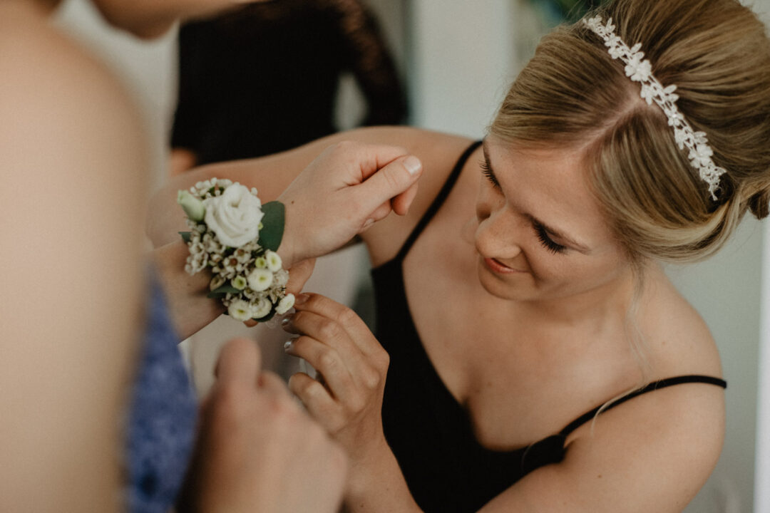 Braut bekommt ihren Haarschmuck befestigt
