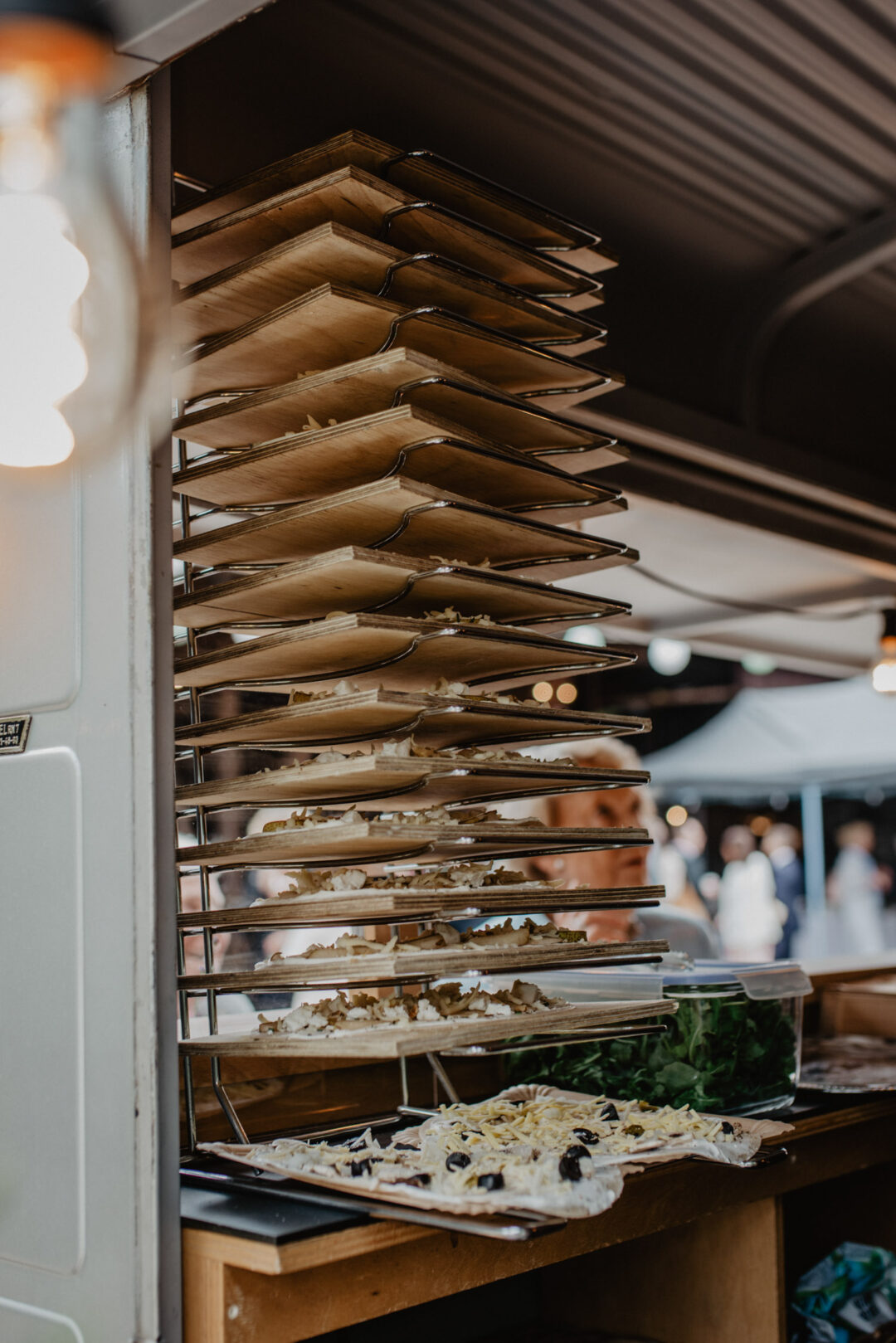 Roh belegte Flammkuchen im Foodtruck-Regal