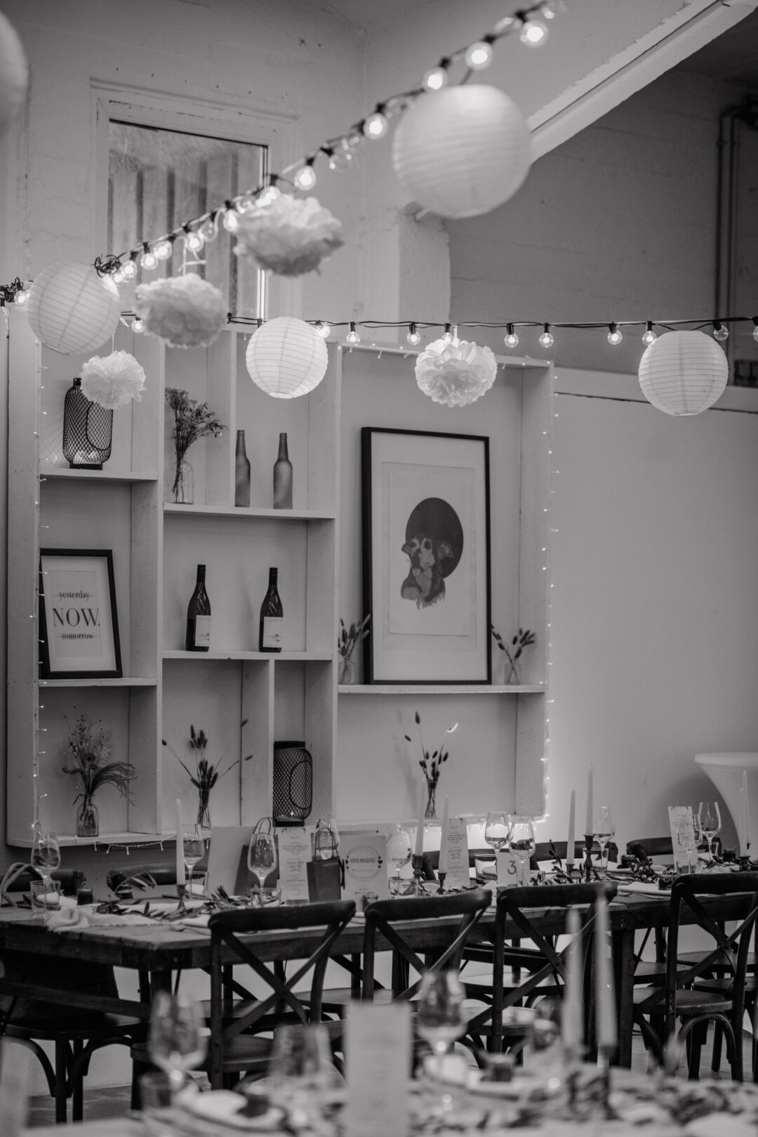 Lichterketten und Industrial-Deko bei Hochzeit in Essen