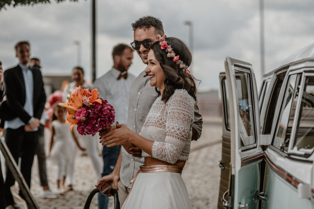 Braut mit Blumenkranz und bunter Strauß