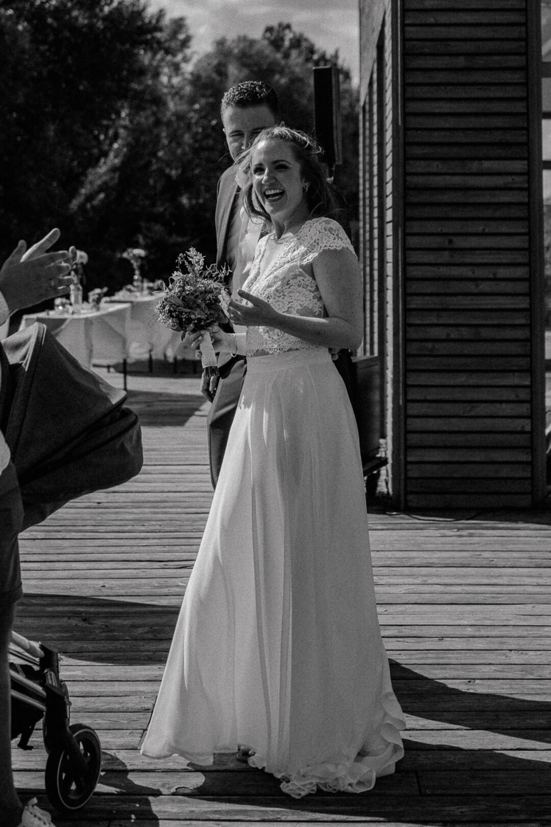 Braut strahlt mit Brautstrauß