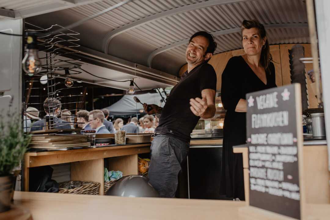 Foodtruck-Team lacht bei Hochzeitscatering