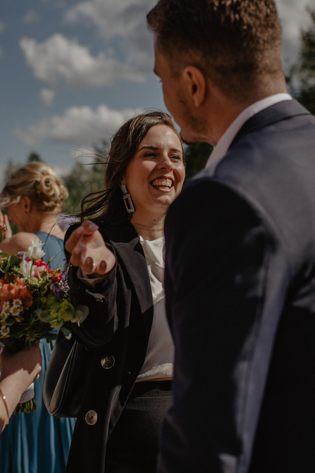 Hochzeitsgast gratuliert mit Freude