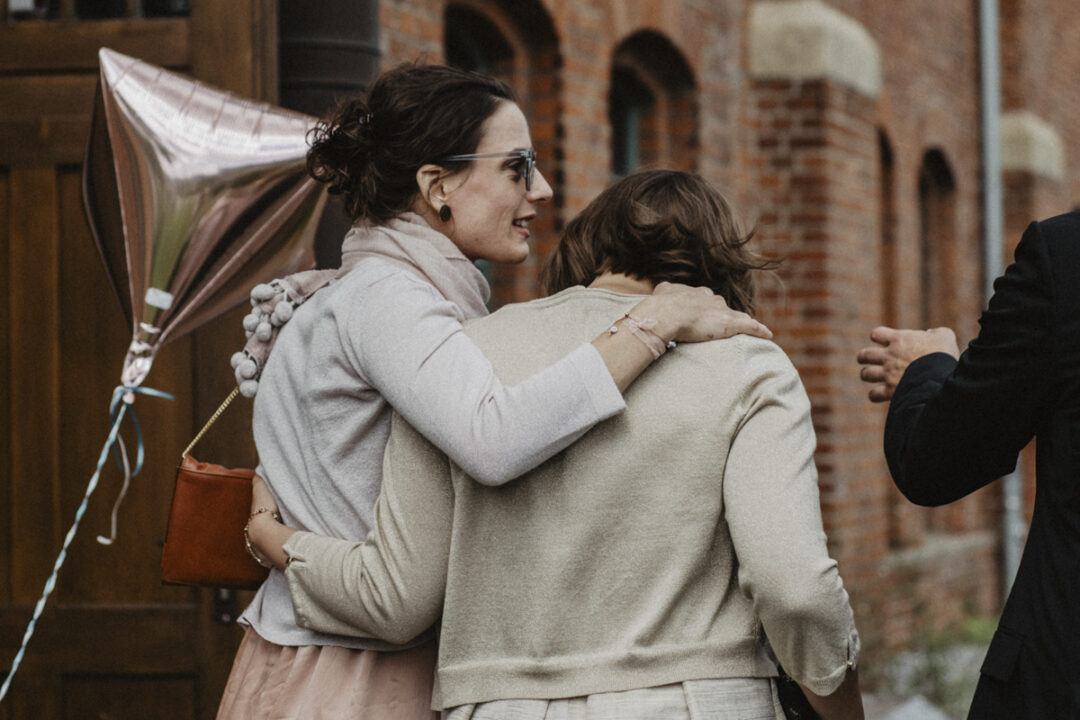 Herzliches Wiedersehen und Umarmung der Gäste vor dem Gasthaus Stromberg